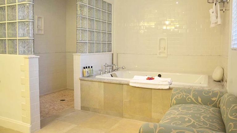 A bathroom in Half Moon’s Deluxe cottage accommodation // © 2016 Parm Parmar