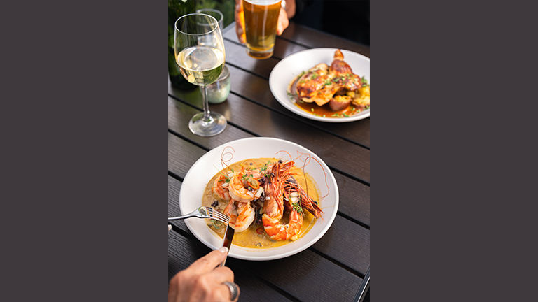 Guests can have dinner at the on-site Wild Finch.