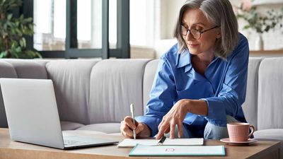 Independent travel agents tend to be more experienced and work more hours than hosted advisors.