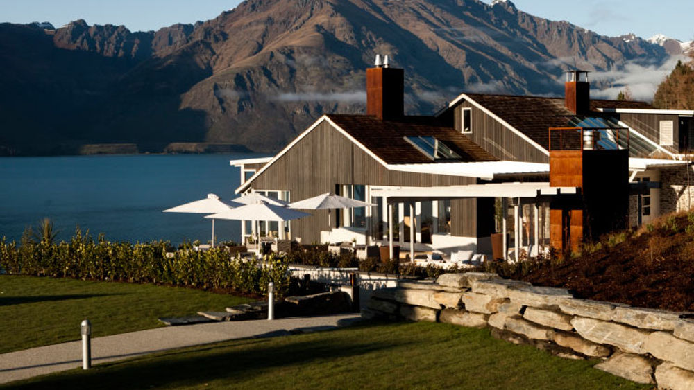 Couples can escape their daily routines and find peace and privacy at a luxury property such as New Zealand's Matakauri Lodge. // © 2017 Matakauri Lodge